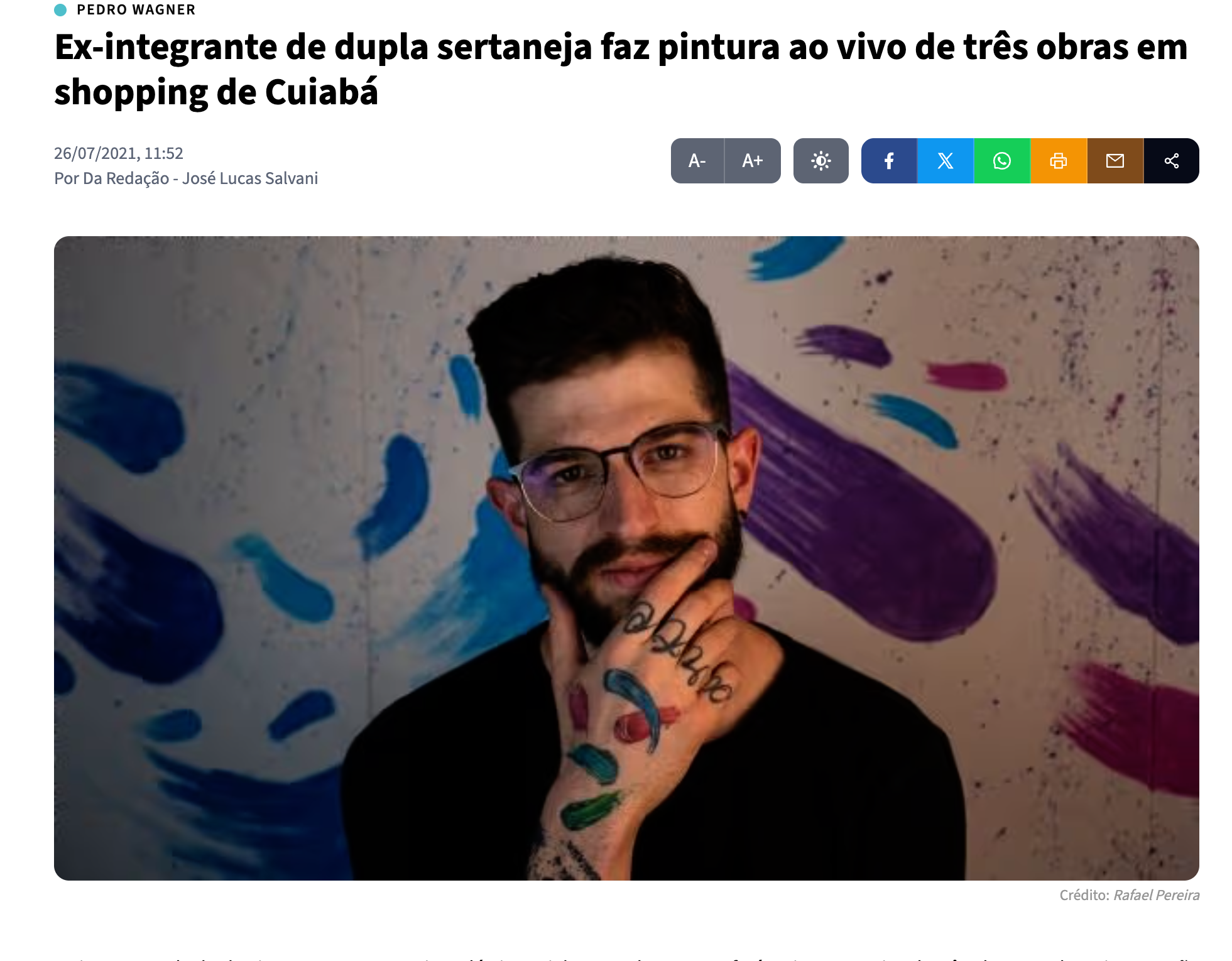 Ex-integrante de dupla sertaneja faz pintura ao vivo de três obras em shopping de Cuiabá